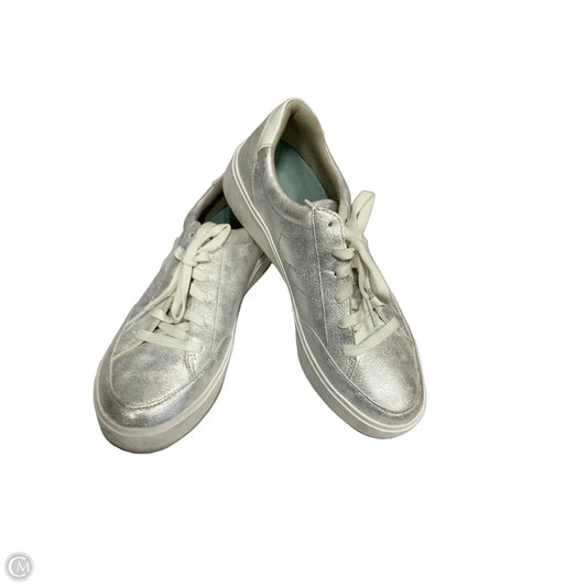 Shoes Sneakers By Dr Scholls In Silver, Size: 8