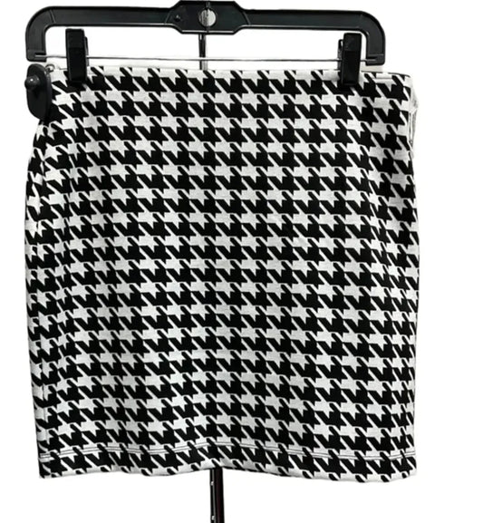 Skirt Mini & Short By Express In Black & White, Size: S