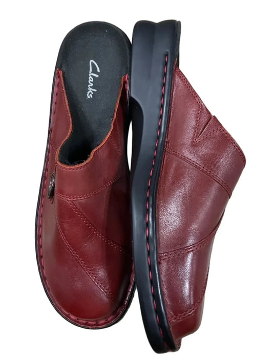 Shoes Flats By Clarks In Maroon, Size: 10
