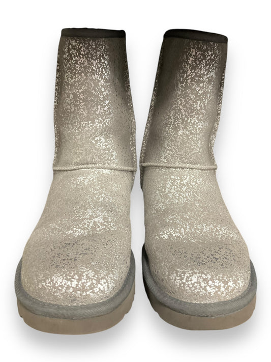 Boots Designer By Ugg In Silver, Size: 8