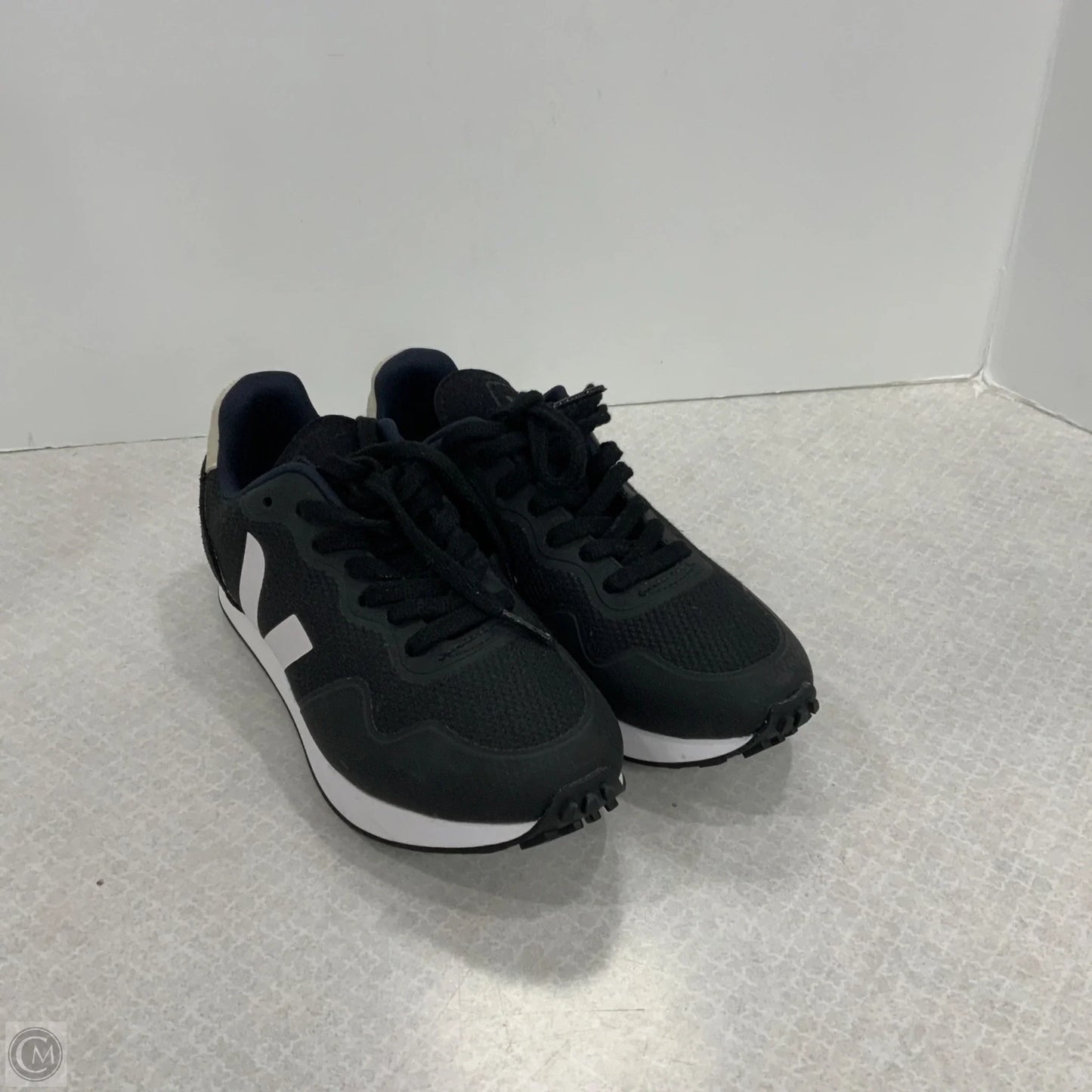 Shoes Athletic By Veja In Black, Size: 6