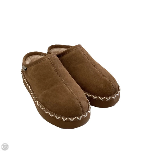 Shoes Flats By Bearpaw In Brown, Size: 8