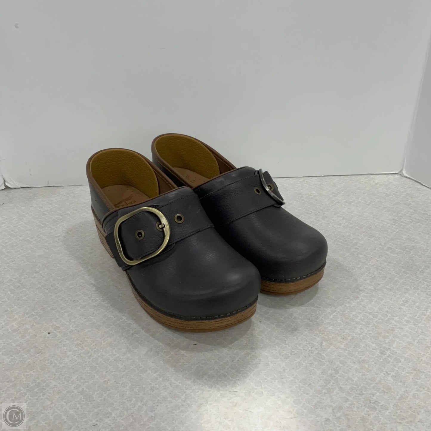 Shoes Flats By Dansko In Brown, Size: 10