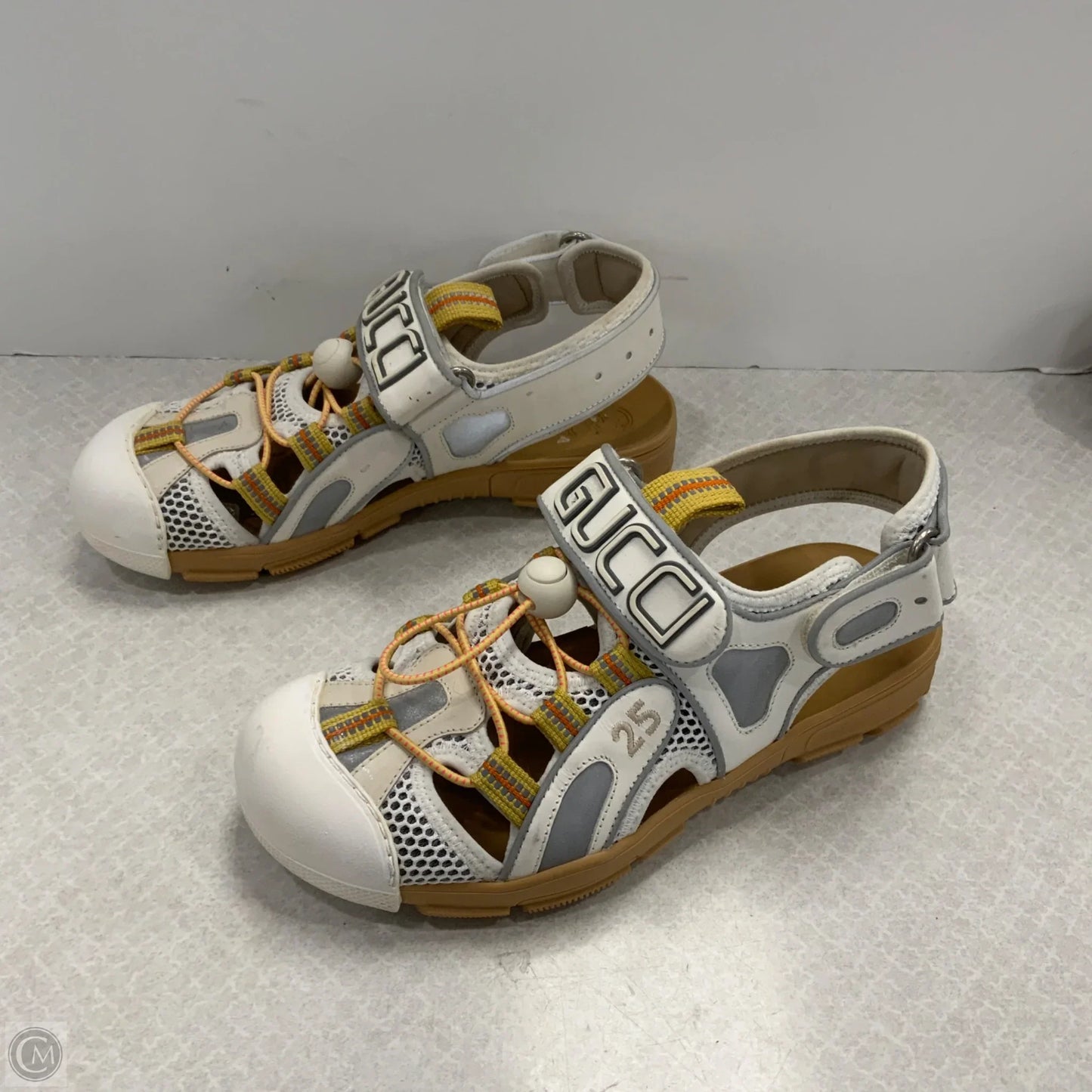 Shoes Luxury Designer By Gucci In White, Size: 6