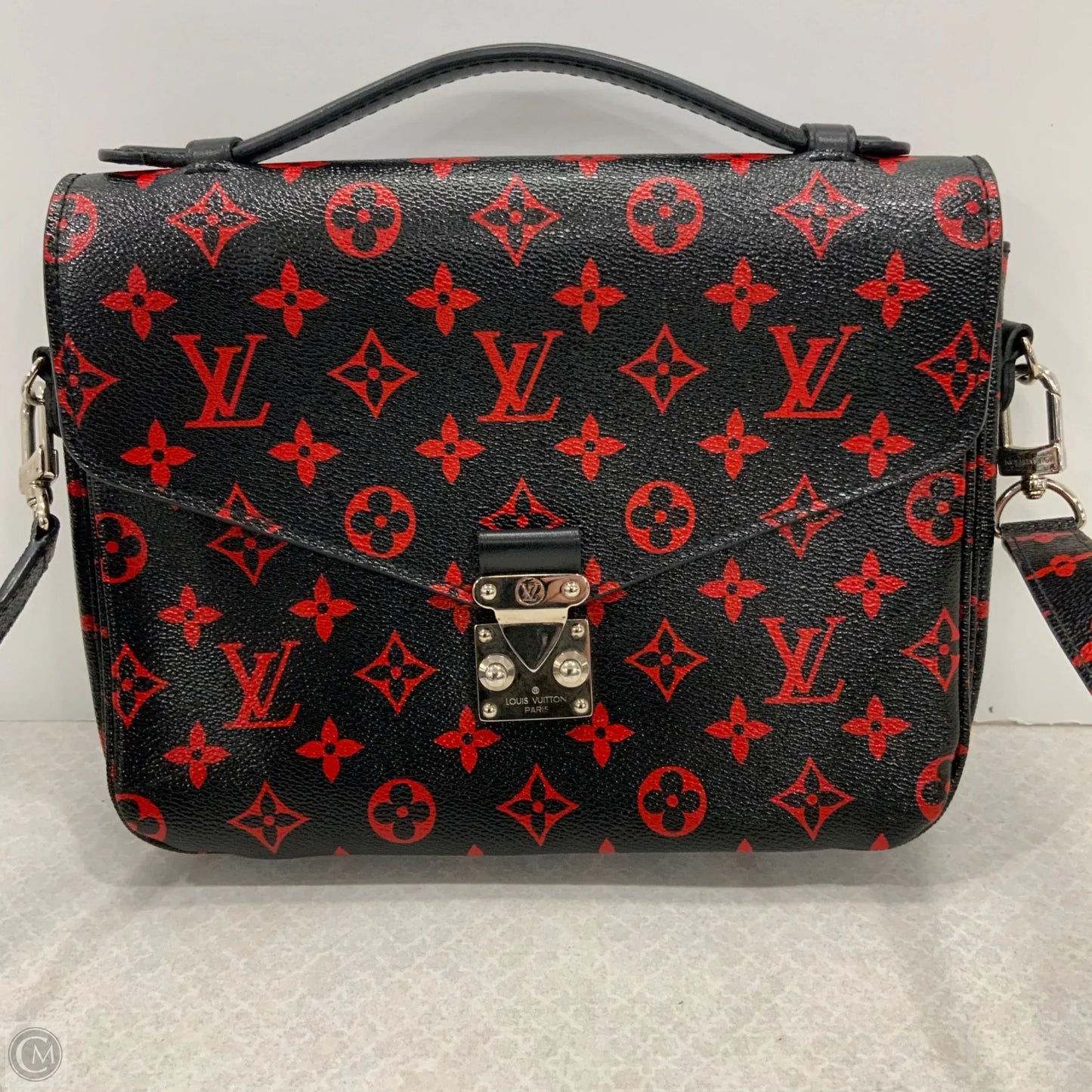 Handbag Luxury Designer By Louis Vuitton, Size: Medium