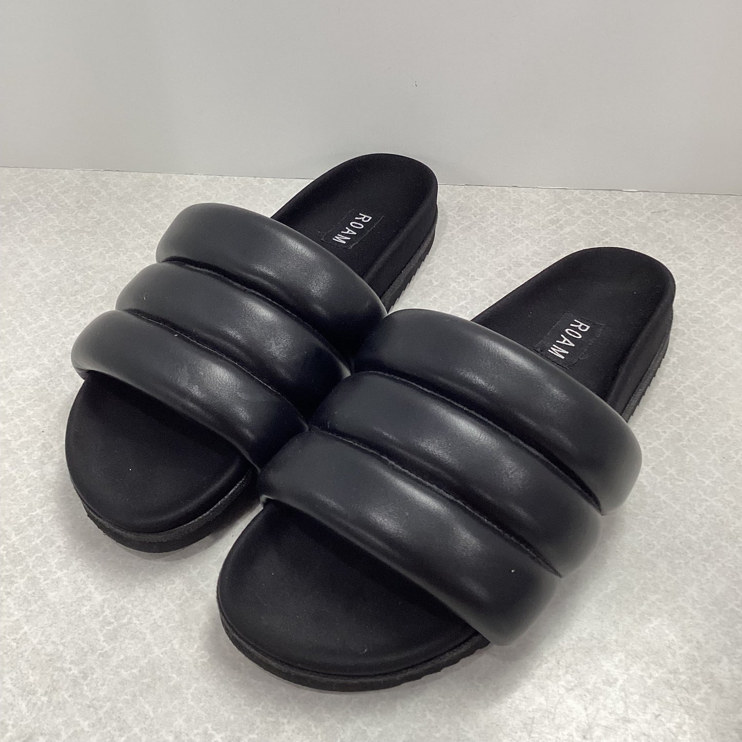 Sandals Flats By Roam In Black, Size: 8.5