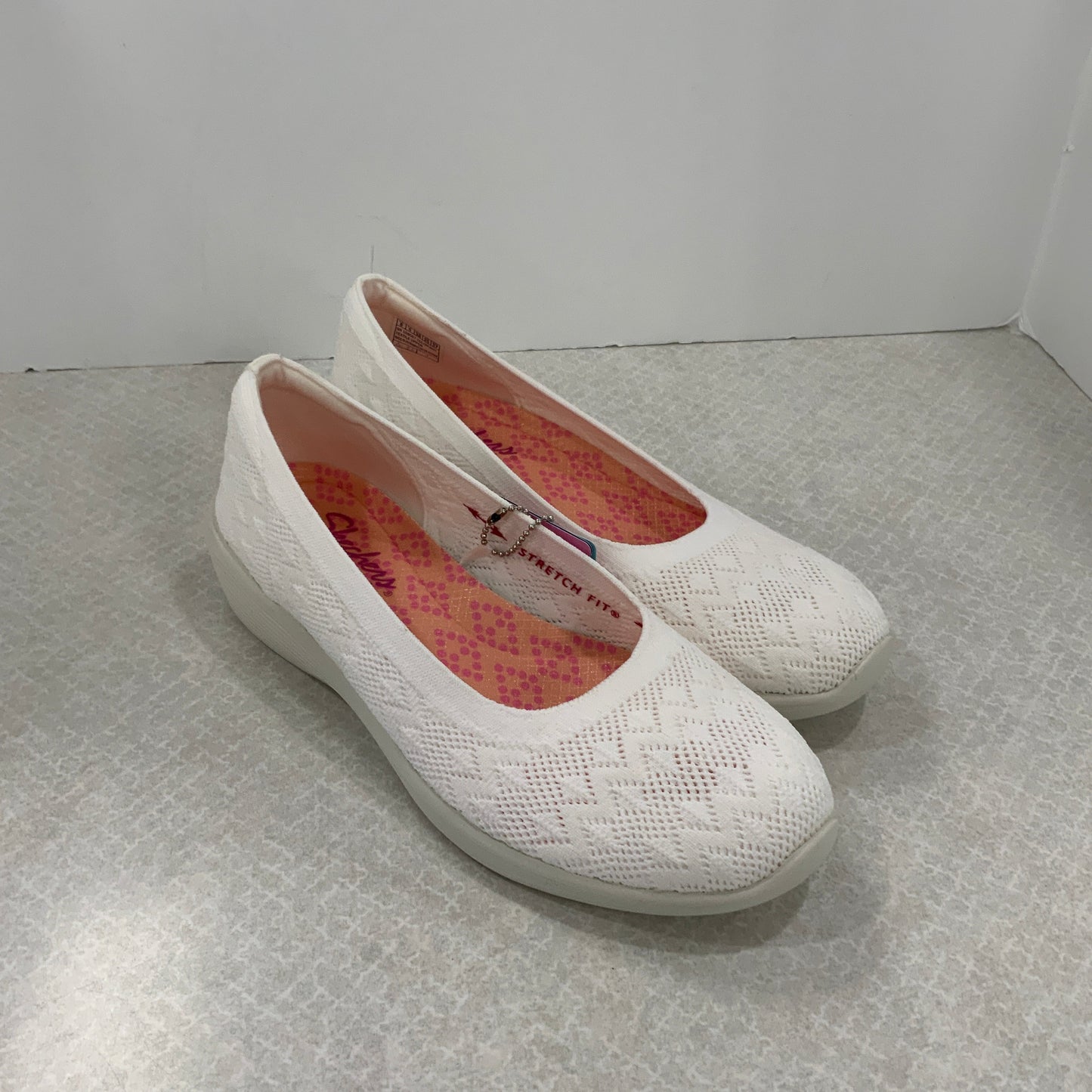 Shoes Flats By Skechers In White, Size: 8