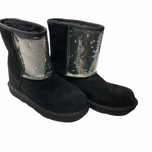 Boots Designer By Ugg In Black, Size: 6