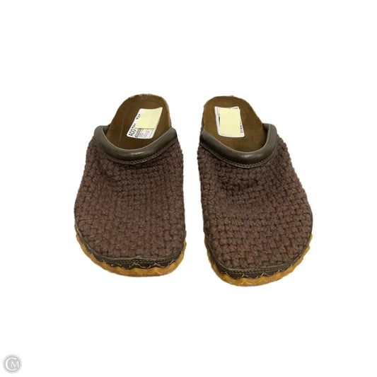 Shoes Flats By Patagonia In Brown, Size: 7.5