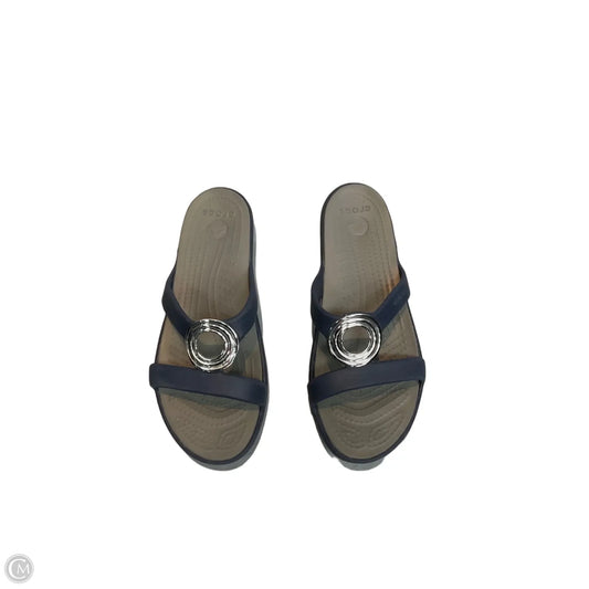 Sandals Flats By Crocs In Navy, Size: 6