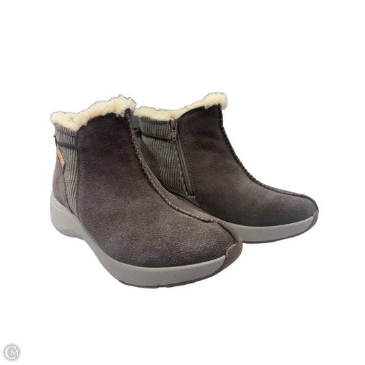 Boots Ankle Flats By Clarks In Brown, Size: 6