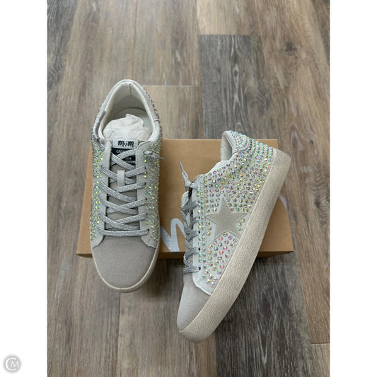 Shoes Sneakers By Mi Im In Silver, Size: 8.5