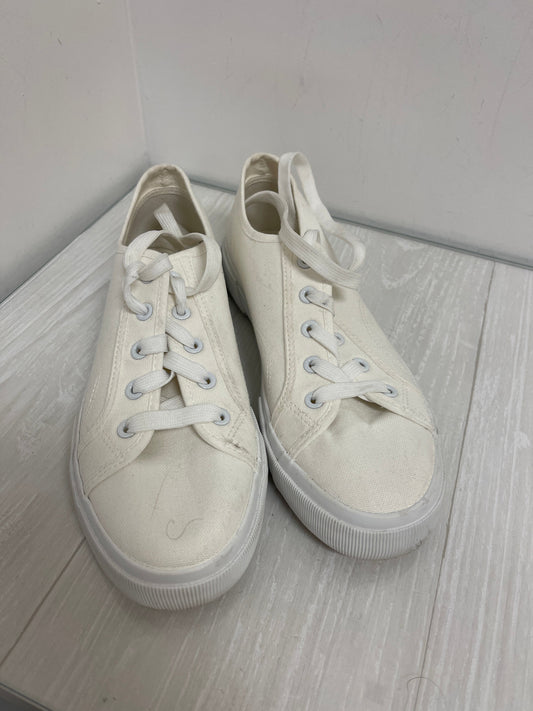 Shoes Sneakers By Clothes Mentor In Cream, Size: 9