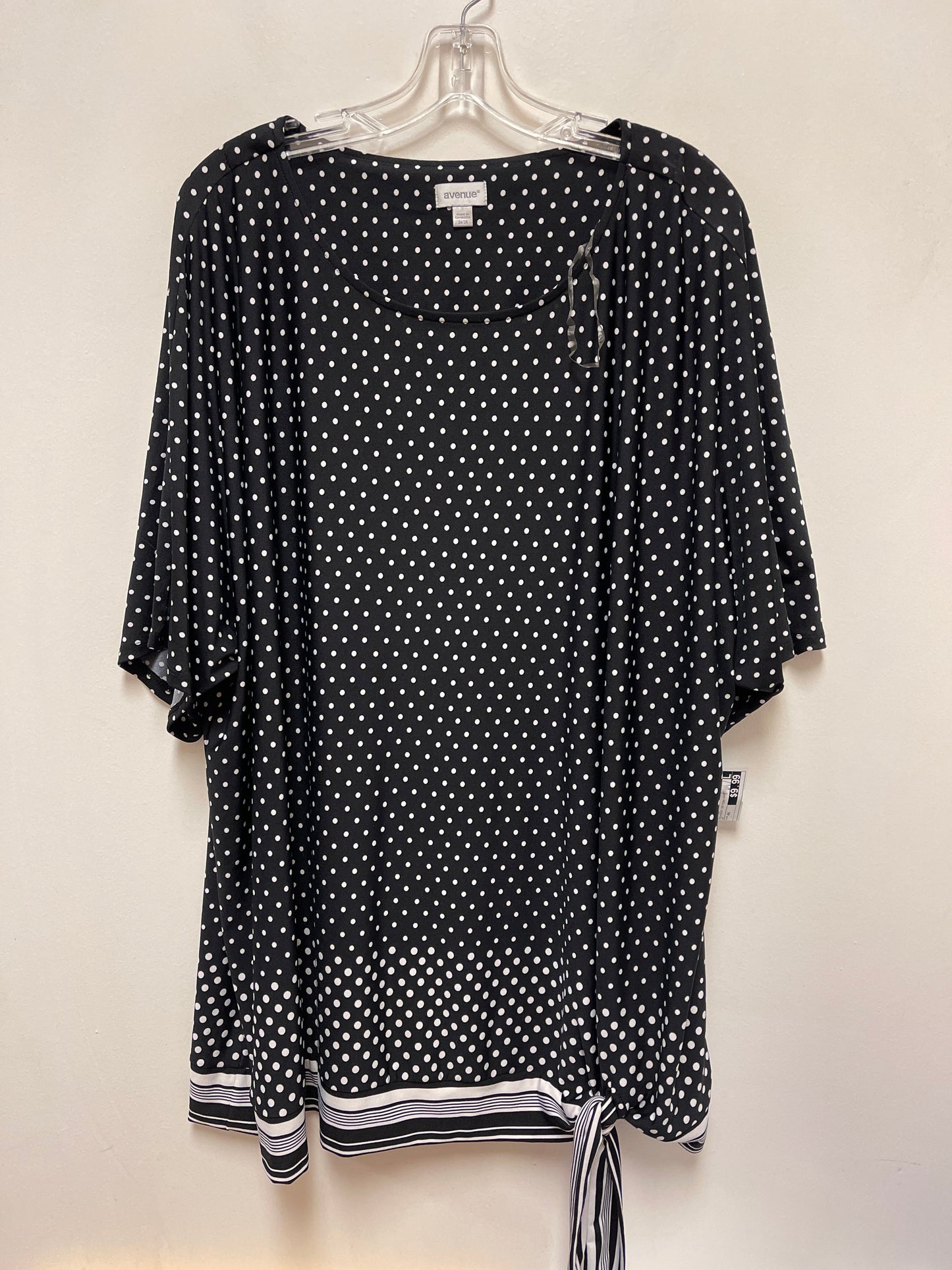 Top Short Sleeve By Avenue In Polkadot Pattern, Size: 4x