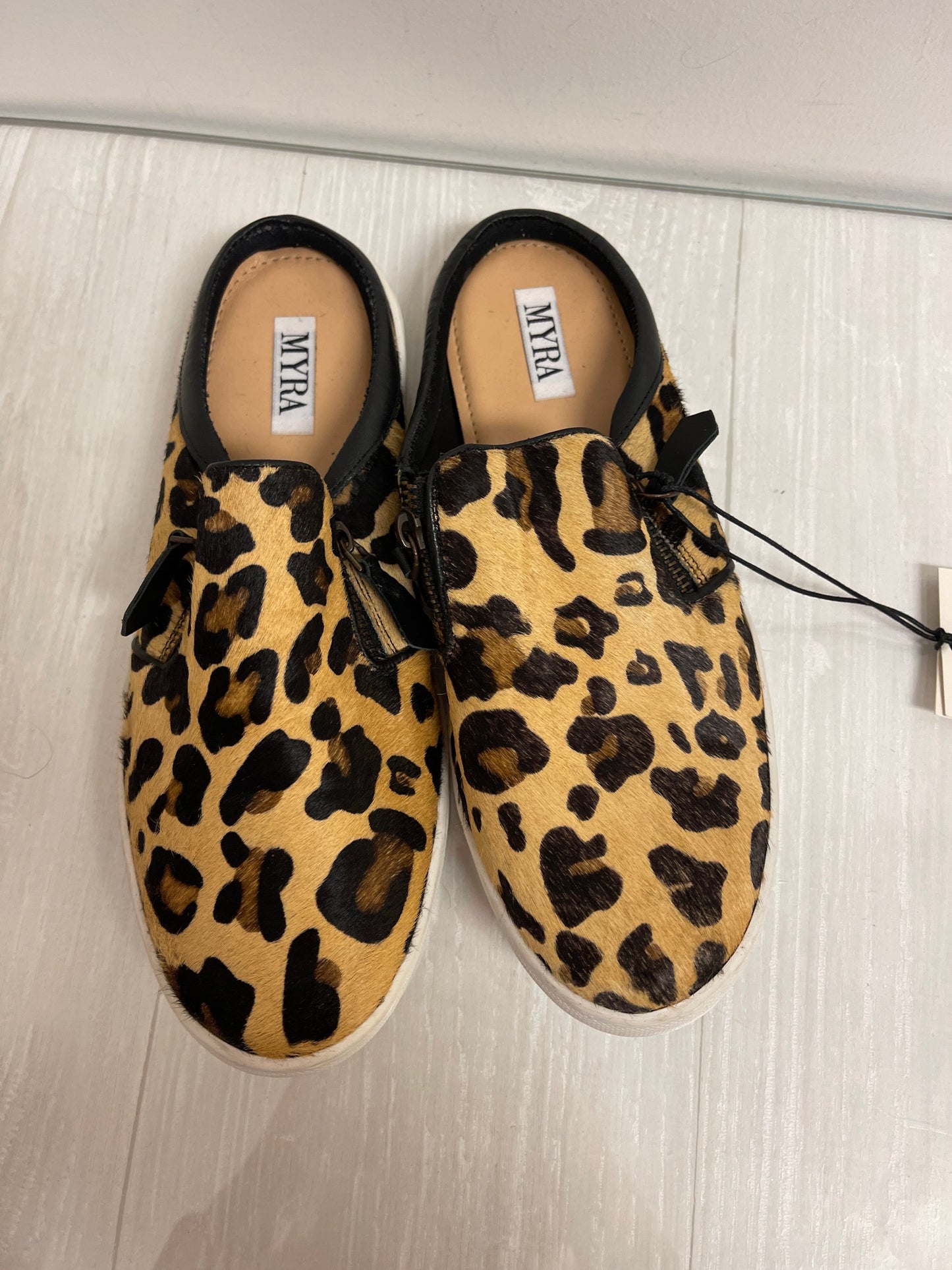 Shoes Flats By Myra In Animal Print, Size: 9