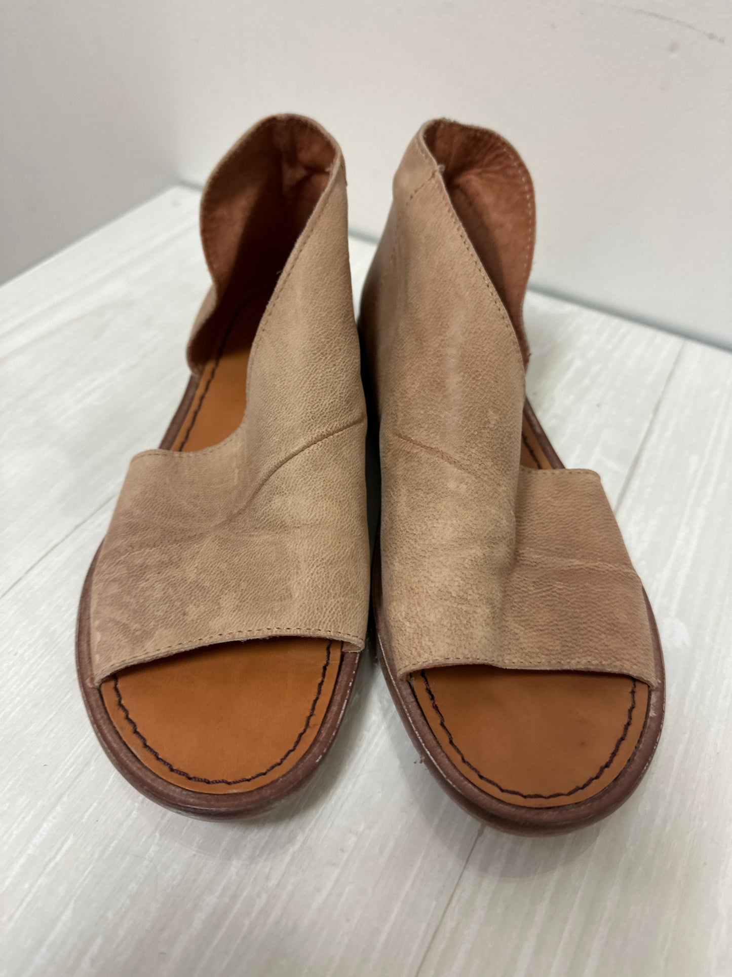 Shoes Flats By Free People In Brown, Size: 5