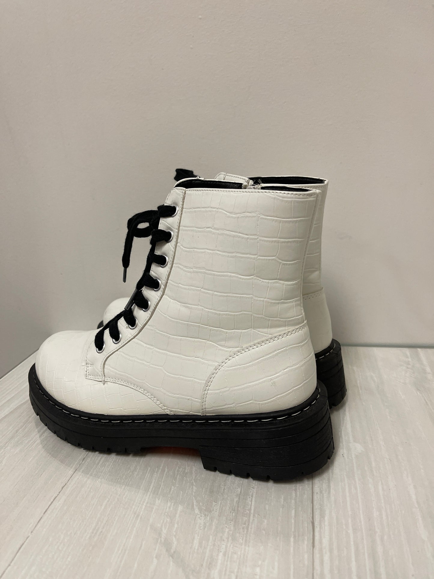 Boots Combat By True Craft In White, Size: 8.5