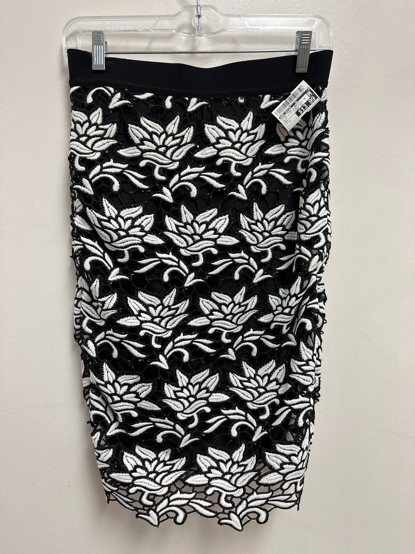 Skirt Mini & Short By Ann Taylor In Black & White, Size: 2