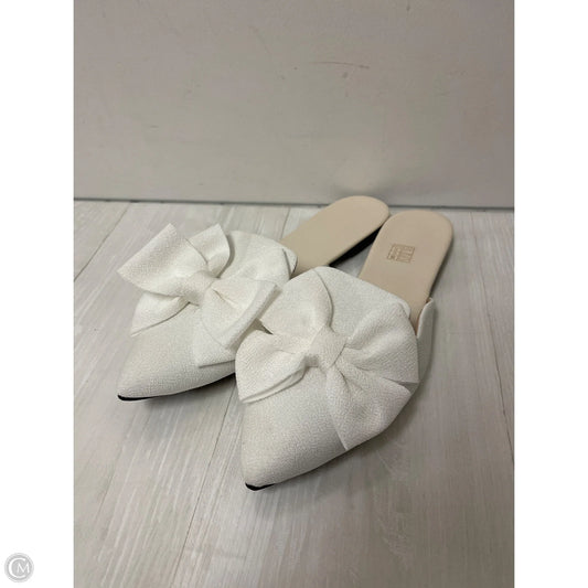 Shoes Flats By Clothes Mentor In White, Size: 12.5