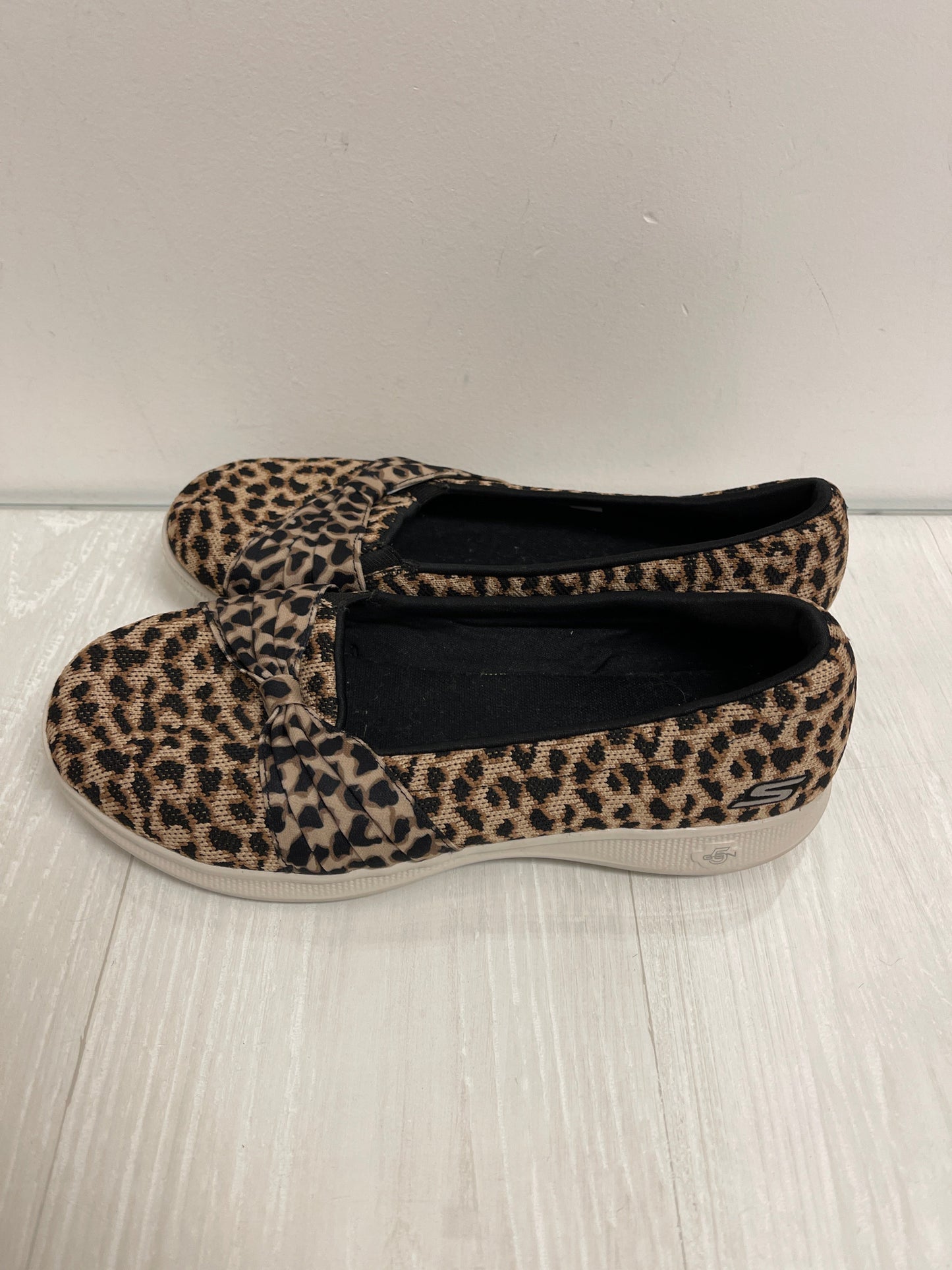 Shoes Flats By Skechers In Animal Print, Size: 9.5