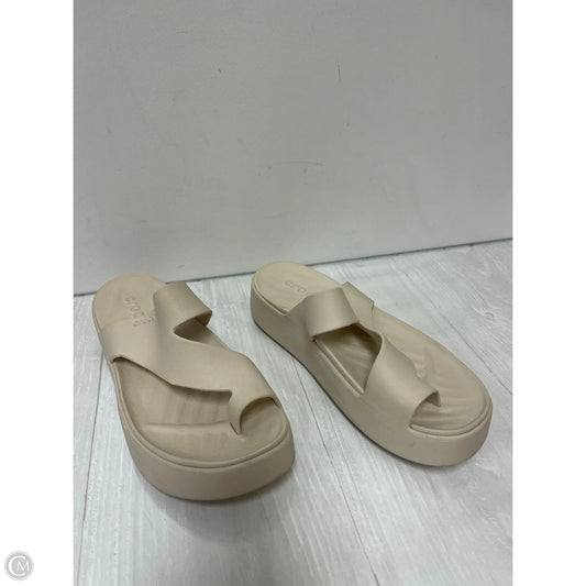 Sandals Flats By Crocs In Cream, Size: 8
