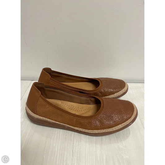 Shoes Flats By Clarks In Brown, Size: 10