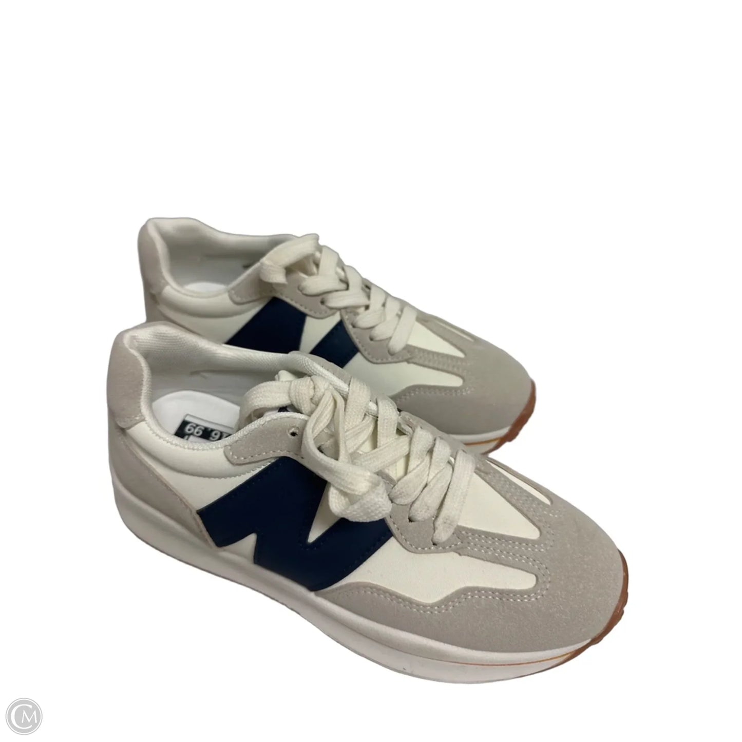 Shoes Sneakers By Clothes Mentor In Cream, Size: 6.5