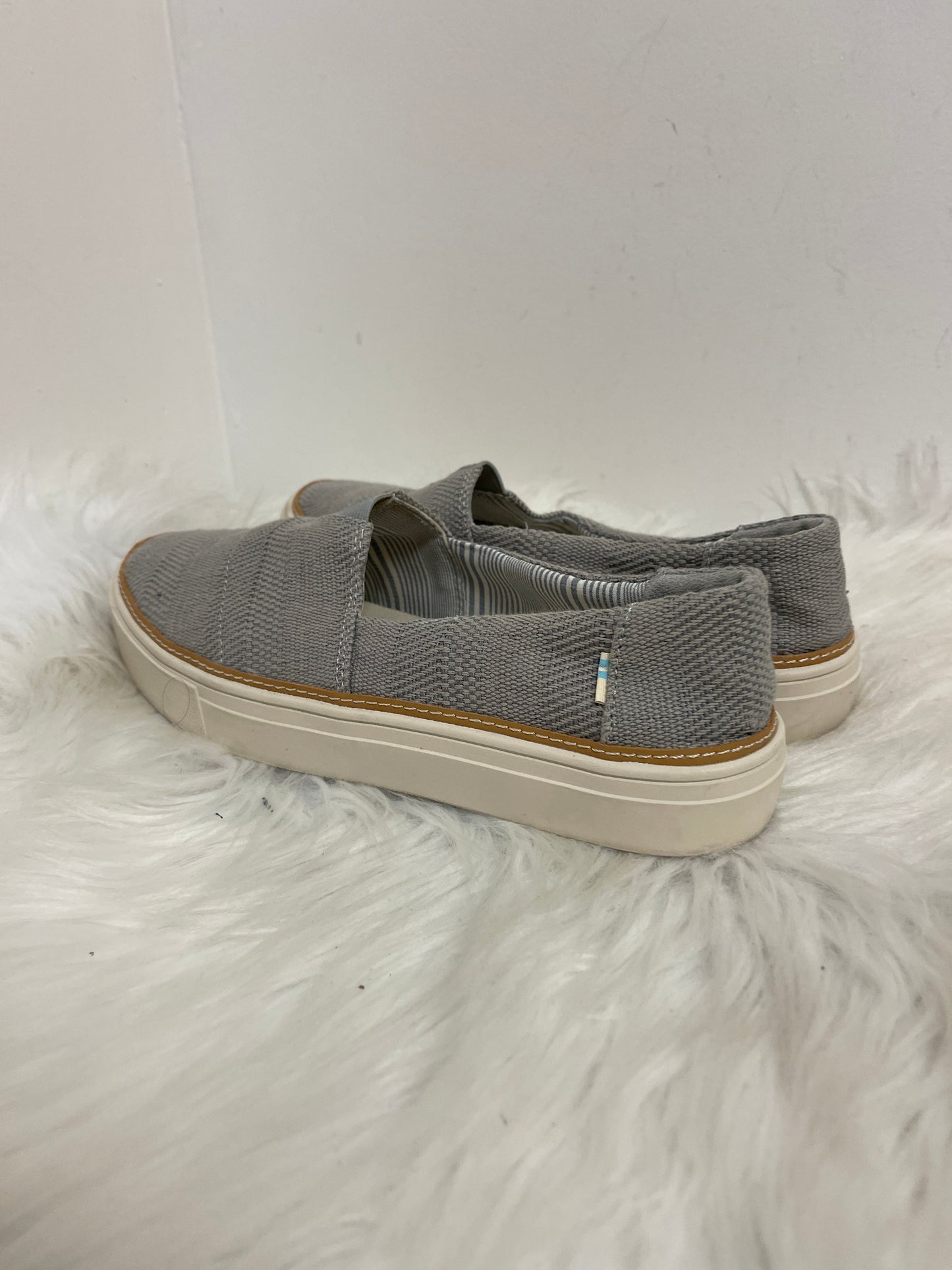 Shoes Flats By Toms In Grey, Size: 8