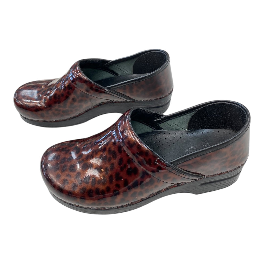 Shoes Flats By Dansko In Animal Print, Size:10