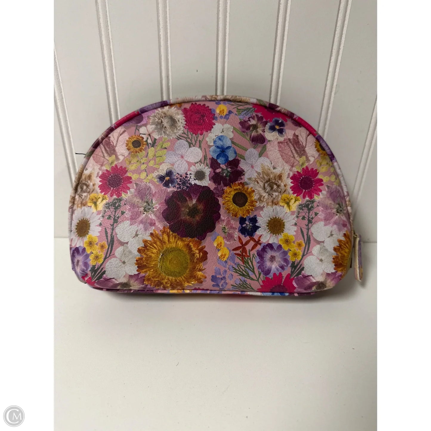Makeup Bag By Betsey Johnson, Size: Medium