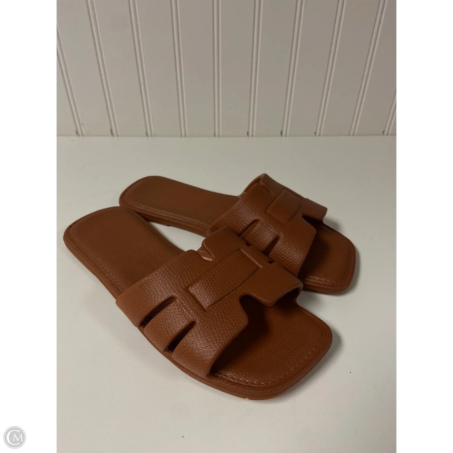 Sandals Flats By Clothes Mentor In Tan, Size: 7.5
