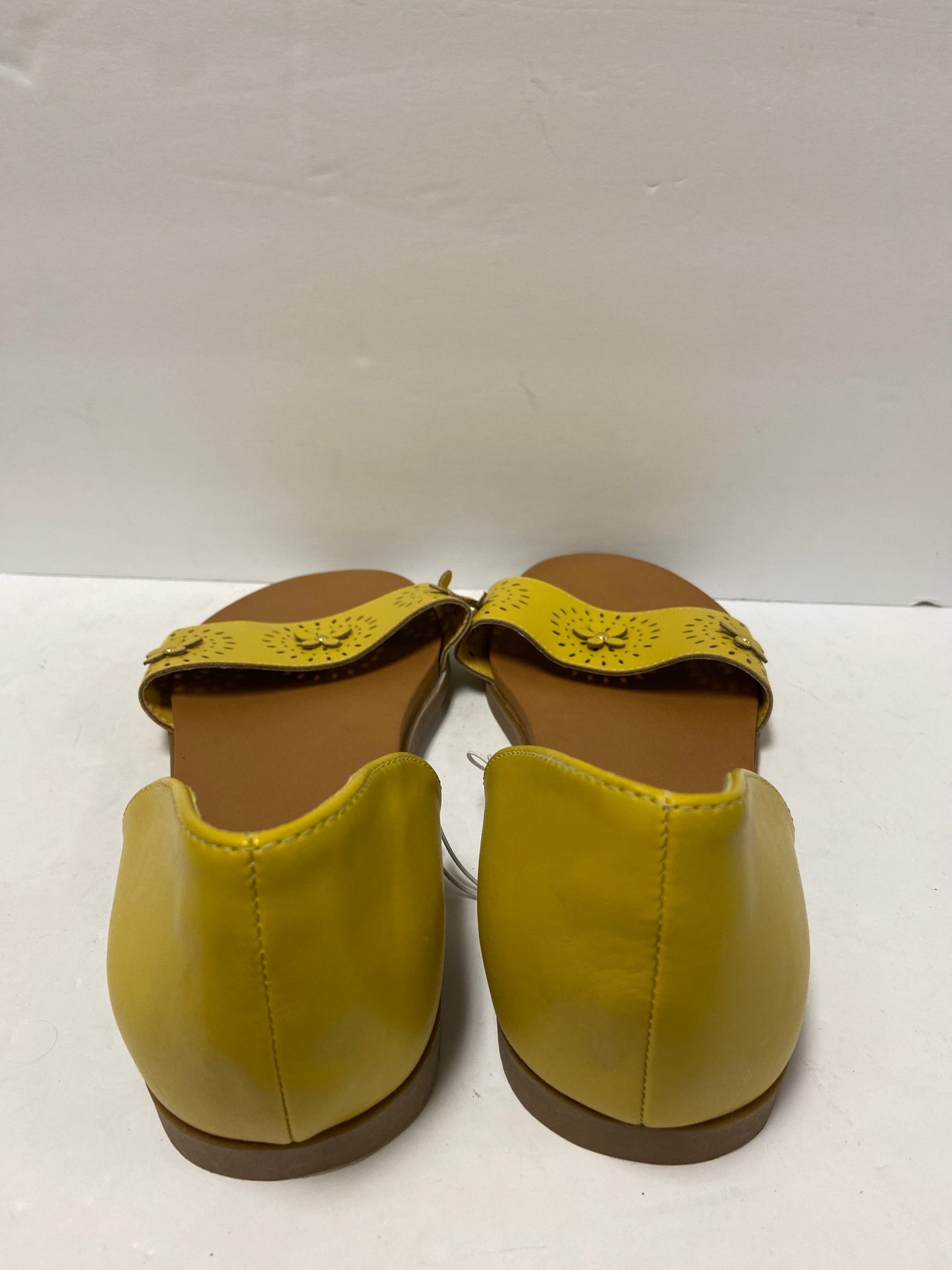 Yellow Sandals Flats Clothes Mentor, Size 10