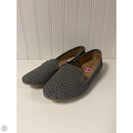 Shoes Flats By White Mountain In Grey, Size: 5.5