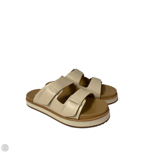 Shoes Flats By Clothes Mentor In Cream & Tan, Size: 7.5