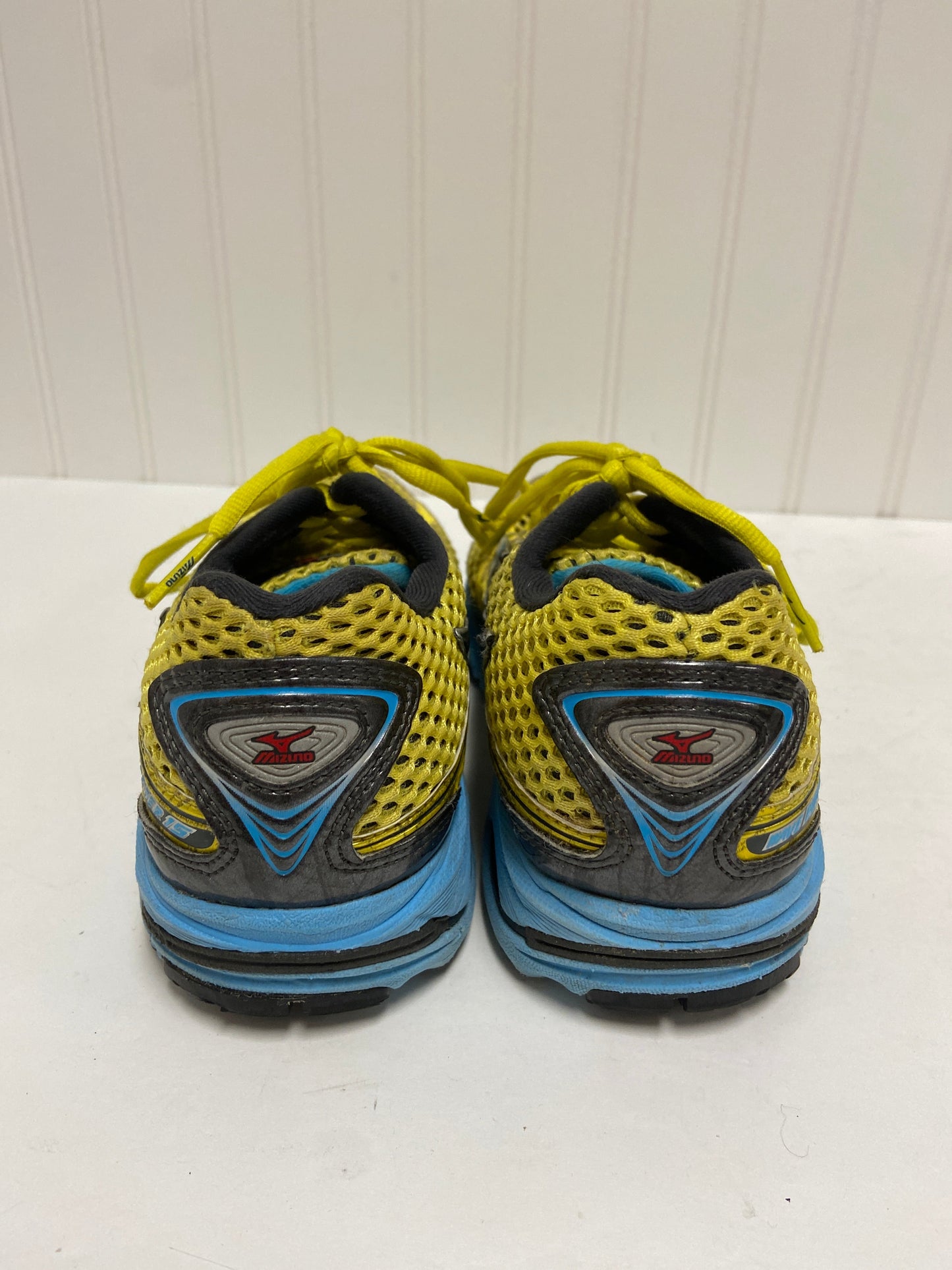 Yellow Shoes Athletic Clothes Mentor, Size 7