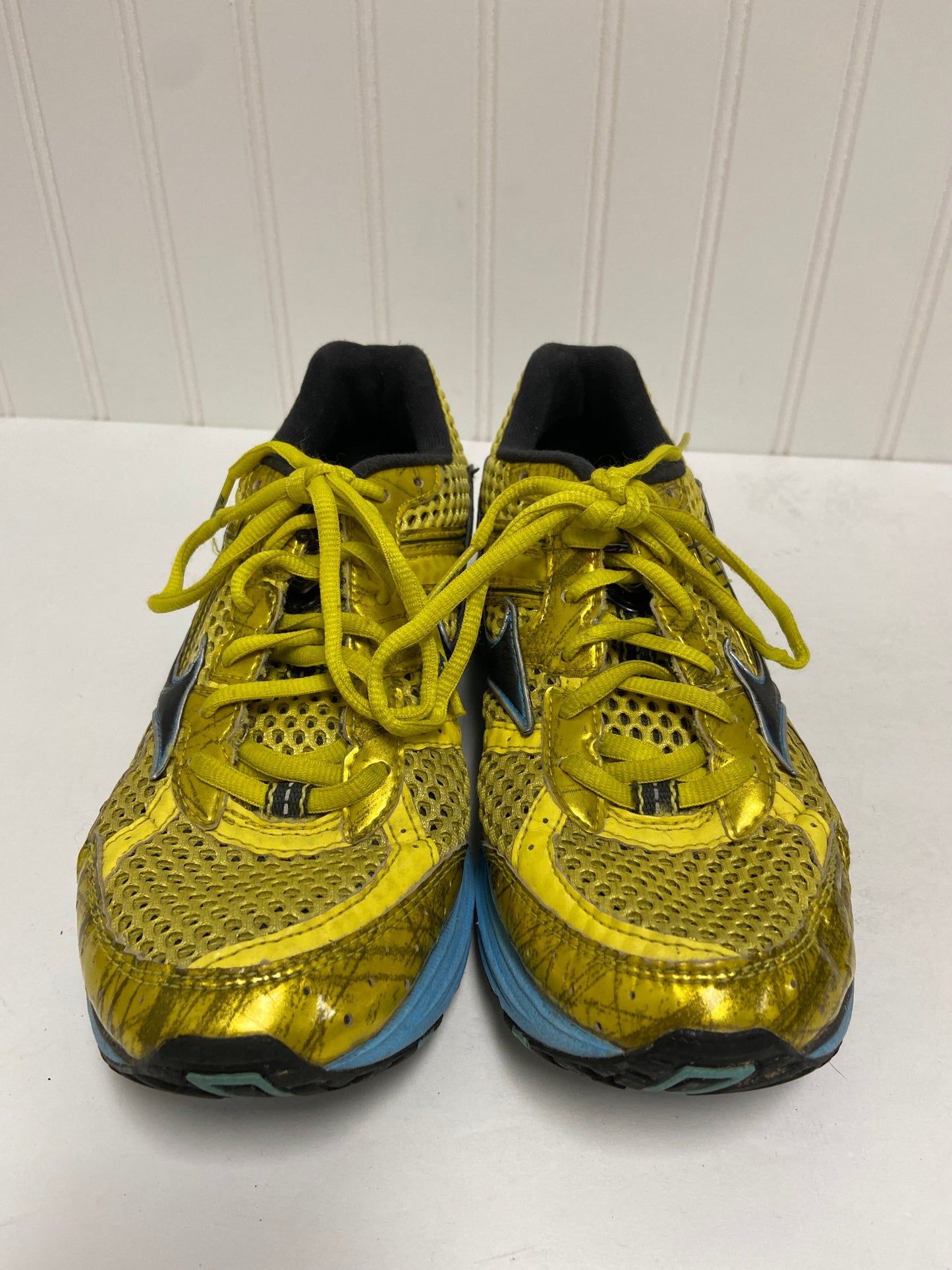 Yellow Shoes Athletic Clothes Mentor, Size 7