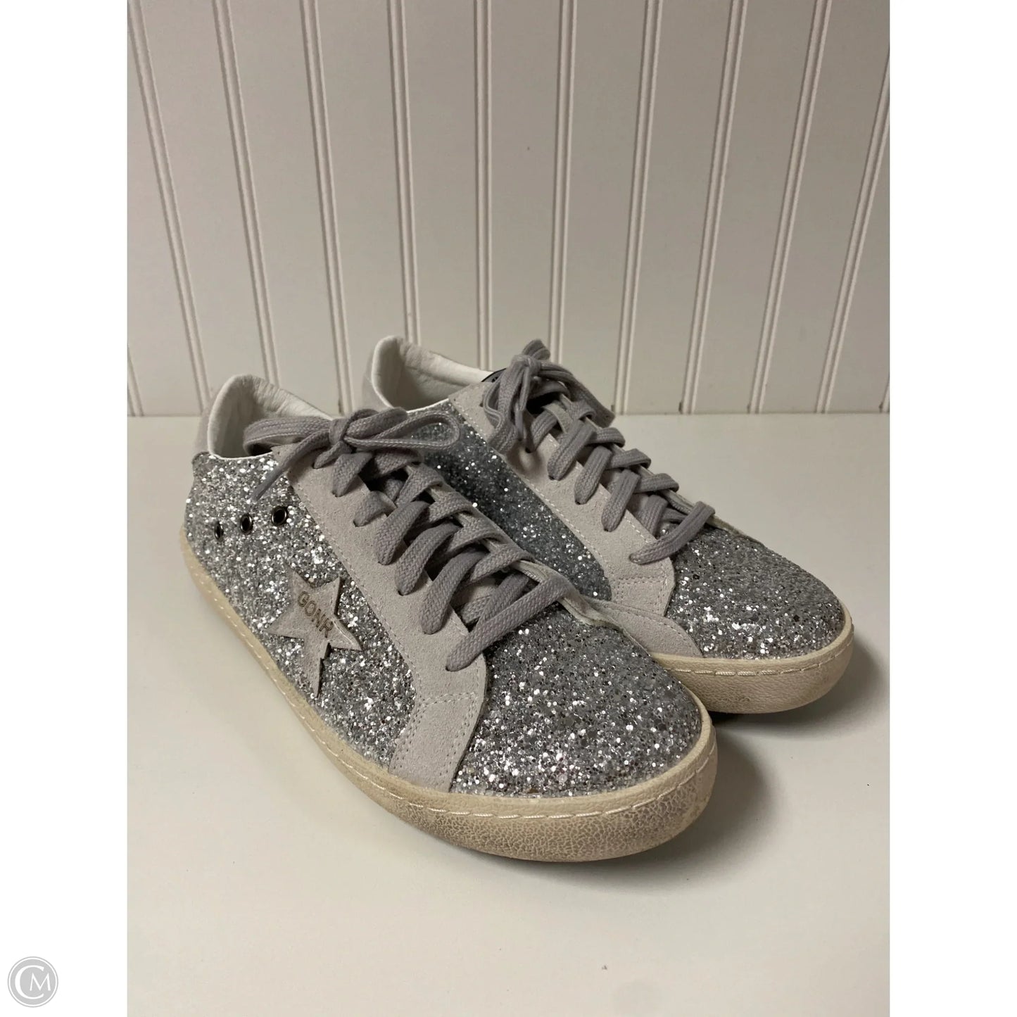 Shoes Sneakers By Clothes Mentor In Silver & White, Size: 9