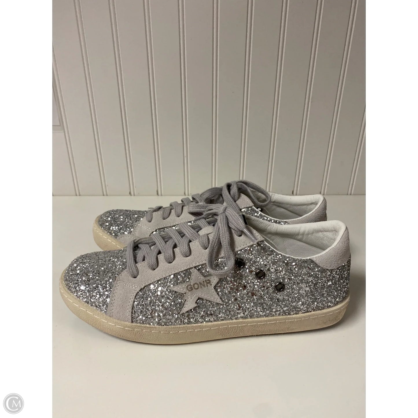 Shoes Sneakers By Clothes Mentor In Silver & White, Size: 9