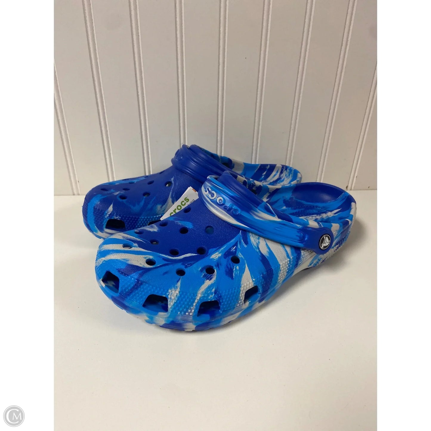 Shoes Flats By Crocs In Blue & White, Size: 10