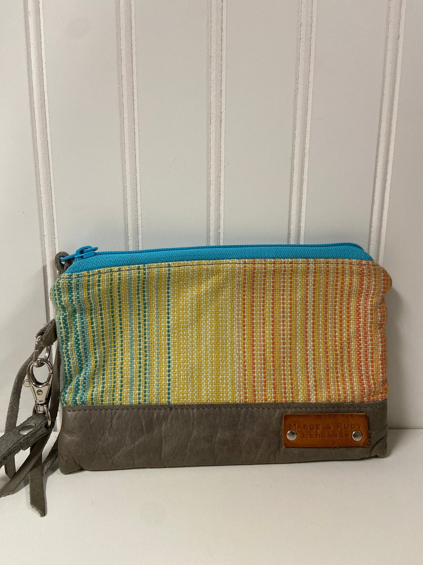 Wristlet Clothes Mentor, Size Medium