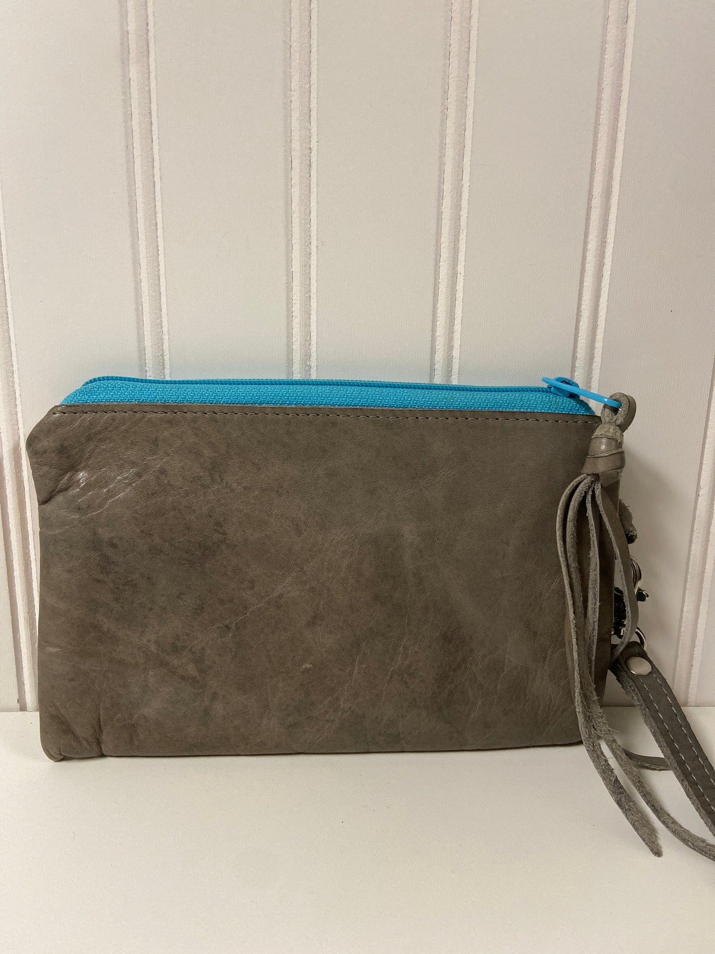 Wristlet Clothes Mentor, Size Medium