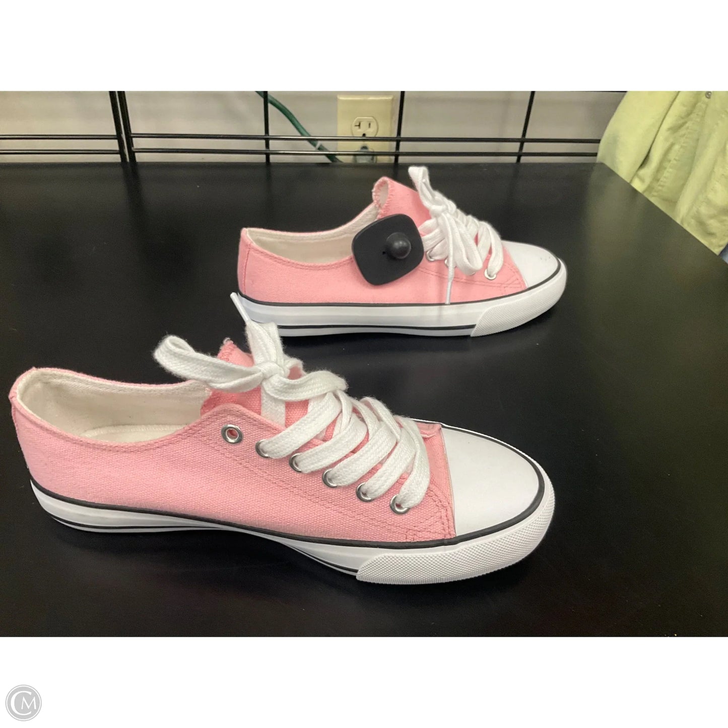 Shoes Sneakers By Clothes Mentor In Pink, Size: 7