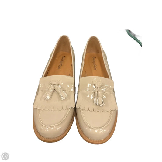 Shoes Flats By Clothes Mentor In Cream, Size: 8