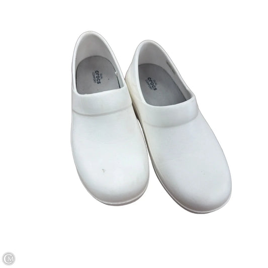 Shoes Flats By Crocs In White, Size: 8