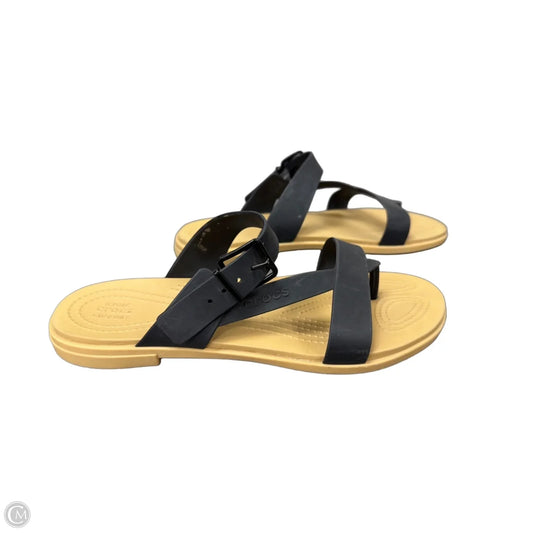 Sandals Flats By Crocs In Black & Tan, Size: 10