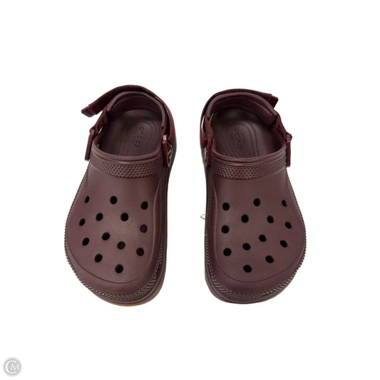 Shoes Flats By Crocs In Maroon, Size: 6