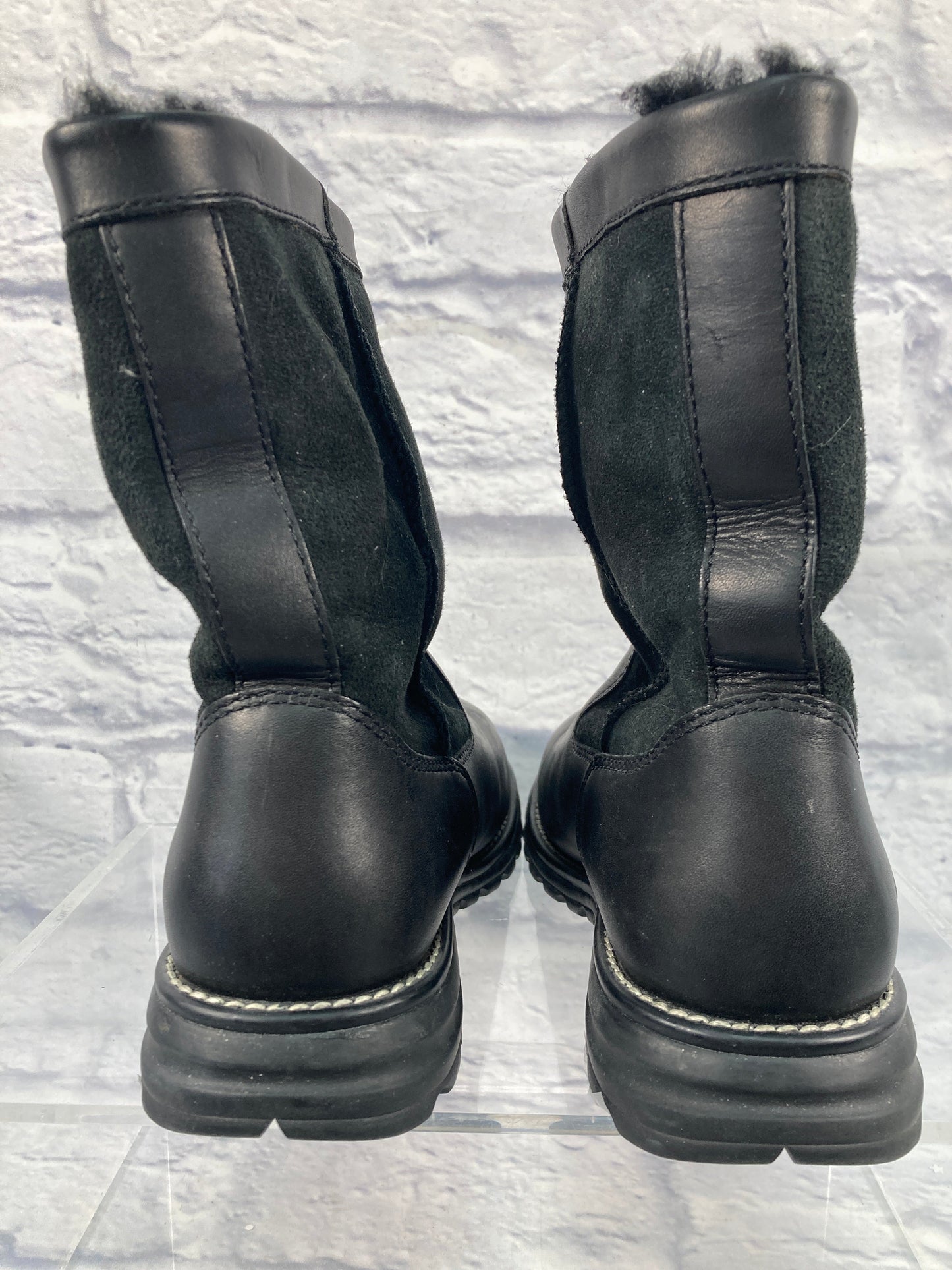 Boots Designer By Ugg In Black, Size: 6