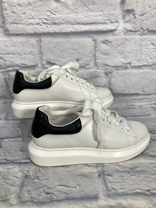 Shoes Sneakers By Steve Madden In Black & White, Size: 9.5