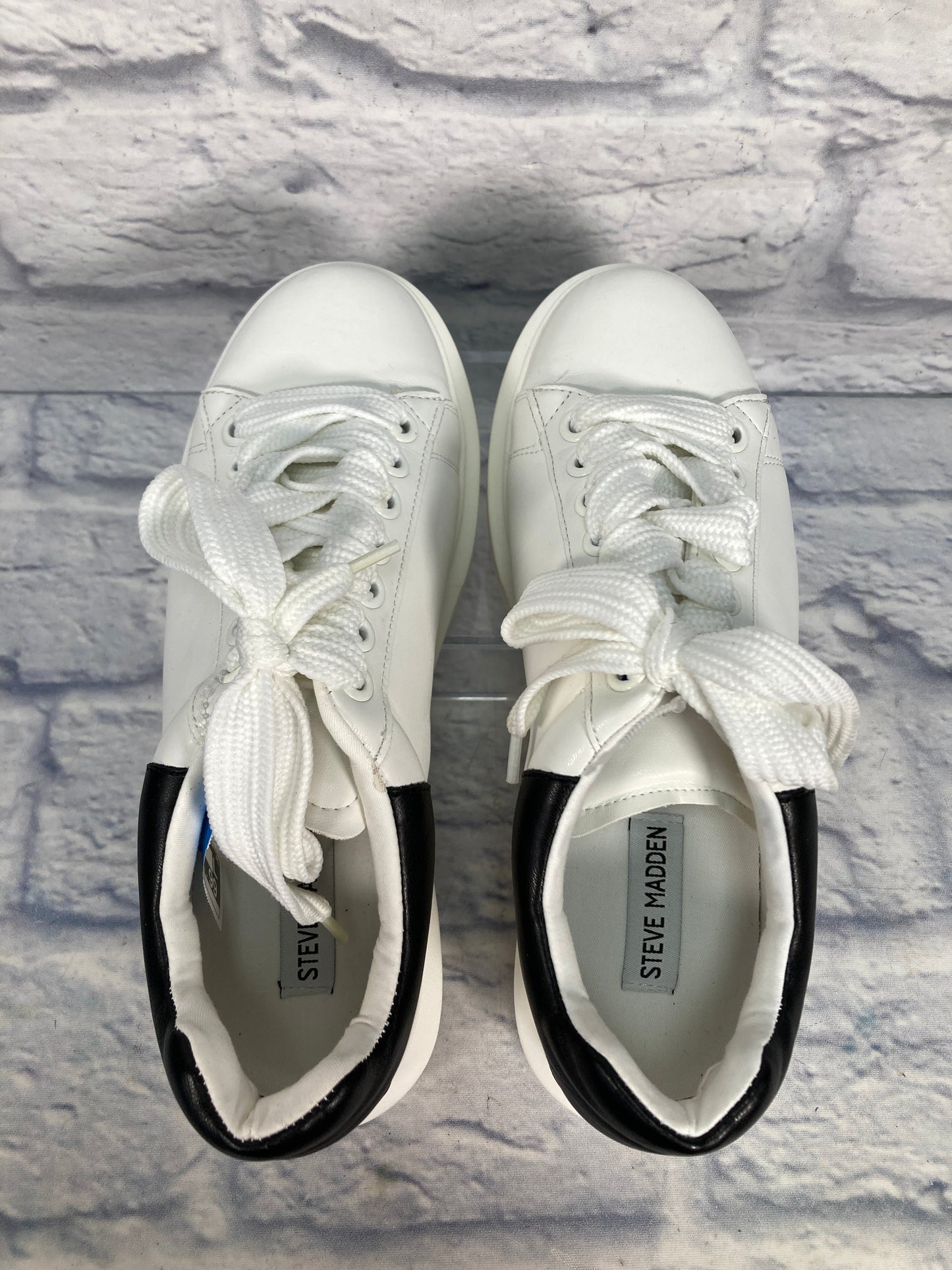 Shoes Sneakers By Steve Madden In Black & White, Size: 9.5