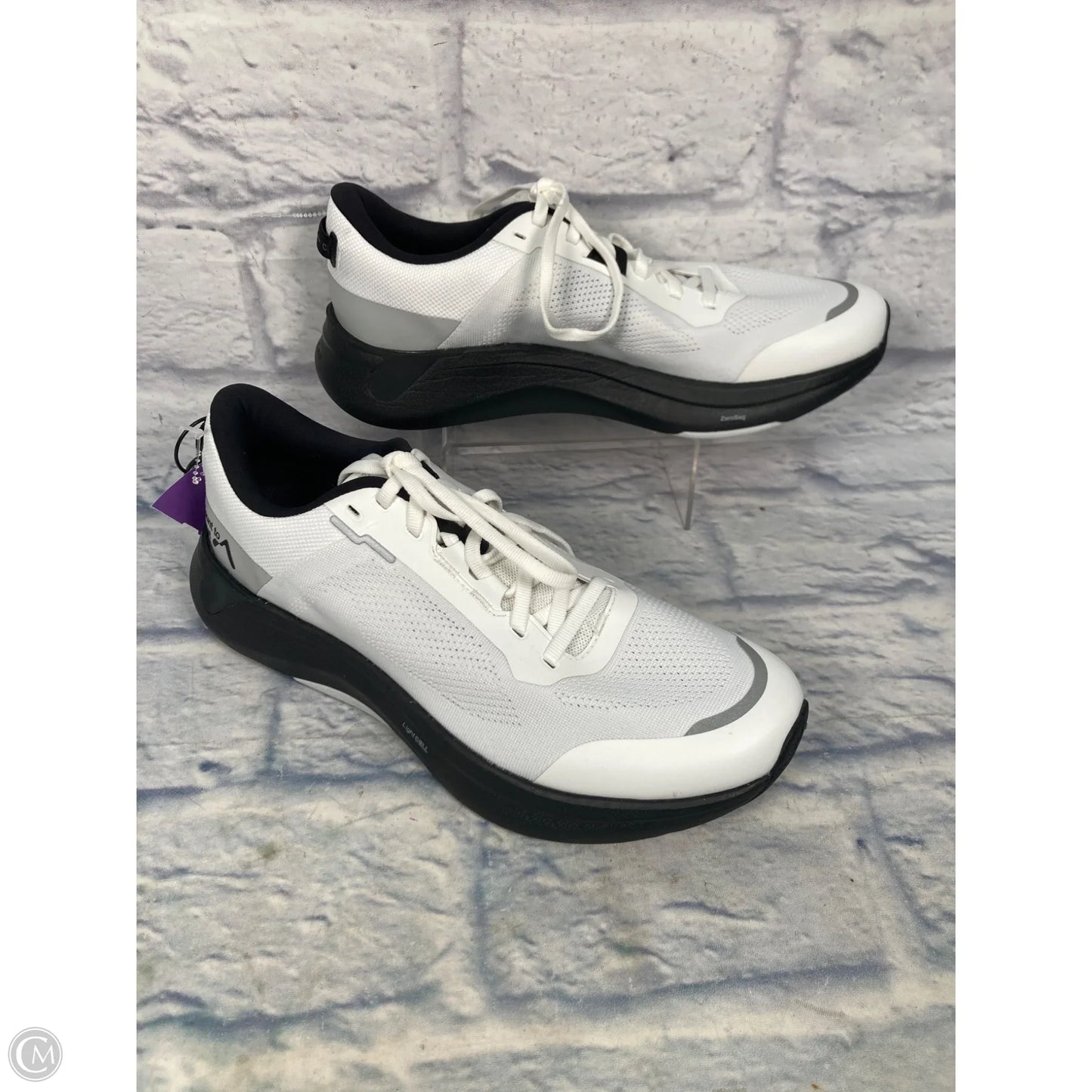 Shoes Sneakers By Clothes Mentor In Black & White, Size: 10.5